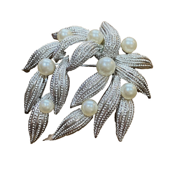 Vintage Crown Trifari Textured Silver Tone Faux Pearl Large Spray Brooch Pin - Picture 1 of 7